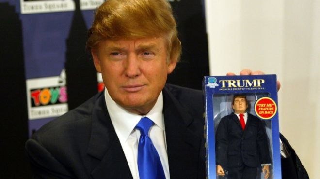 Дональд Трамп держит куклу Трампа на мероприятии Toys 'r' Us в 2004 году.