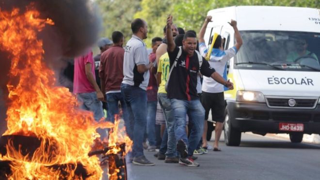 Manifestantes ateiam fogo em pneus para fechar via em Brasília nesta quinta-feira
