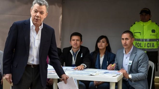 Президент Колумбии Хуан Мануэль Сантос голосует на избирательном участке в Боготе во время парламентских выборов в Колумбии 11 марта 2018 года.