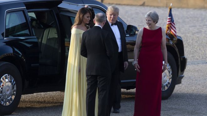 Thủ tướng Anh Theresa May và phu quân Philip May đón Tổng thống Mỹ Donald Trump và Đệ nhất Phu nhân Melania Trump tại Điện Blenheim ở Woodstock, Anh hôm 12/7.