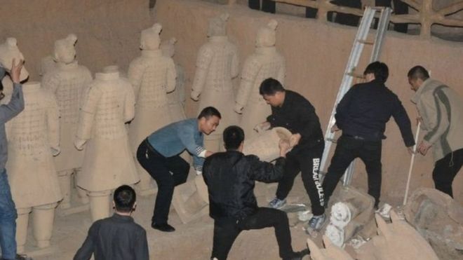 蒙騙過不少中外遊客的"山寨兵馬俑"被銷毀（新華社圖片）