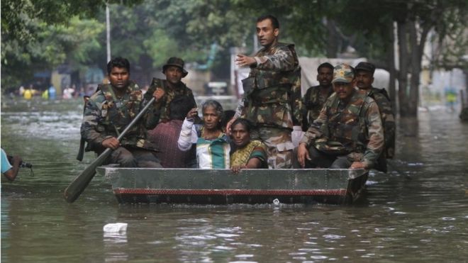 Солдаты индийской армии спасают пострадавших от наводнения в Ченнае, Индия, в четверг, 3 декабря 2015 года.