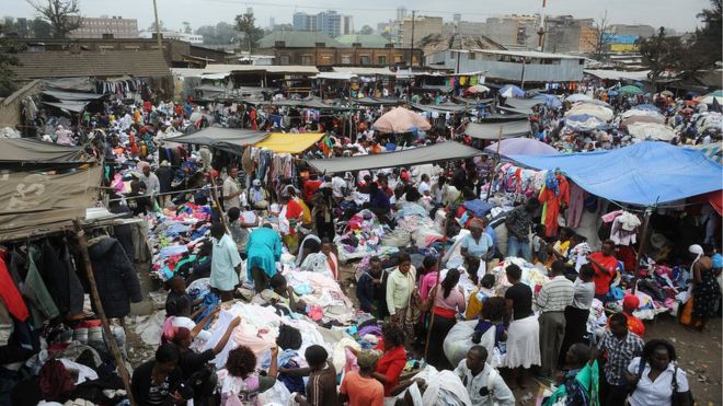 Люди гуляют по рынку Gikomba, крупнейшему в Восточной Африке рынку подержанной одежды, 10 июля 2014 года в Найроби.