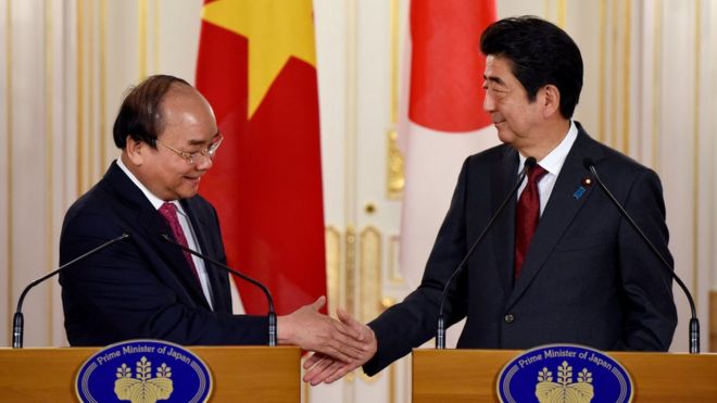 Thủ tướng Nguyễn Xuân Phúc và Thủ tướng Shinzo Abe có buổi gặp gỡ báo chí chung