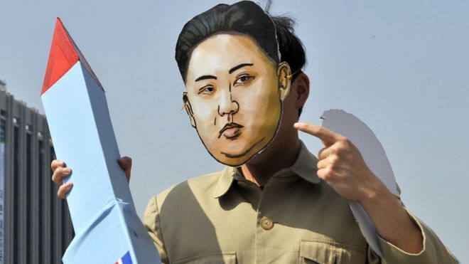Un hombre disfrazado de Kim Jong-un protesta contra el programa nuclear de Corea del Norte.