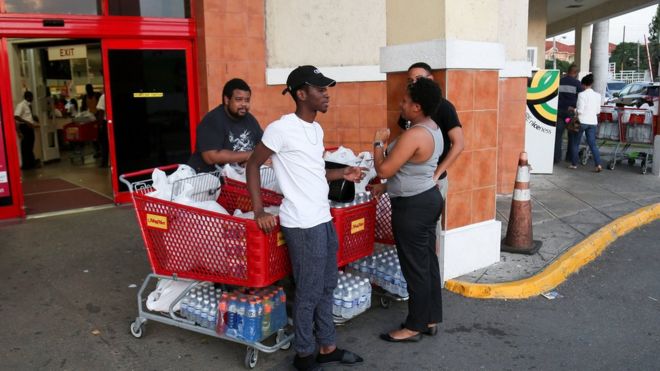Compra de emergencia en Kingston, Jamaica, en vísperas de la llegada del huracán Matthew.