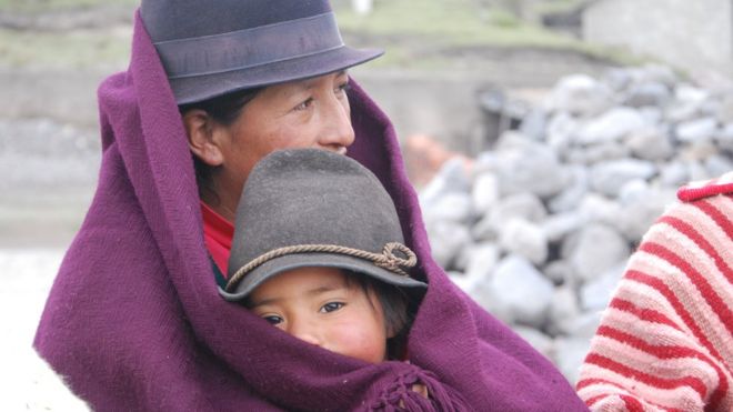 Mujer ecuatoriana con su hijo