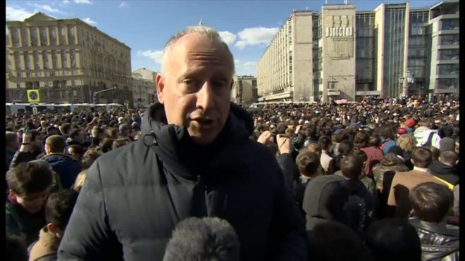 ロシアのモスクワなど各地で26日、反汚職デモが行われ野党指導者のアレクセイ・ナバリヌイ氏ら数百人が逮捕された。BBCのスティーブン・ローゼンバーグがリポートする。