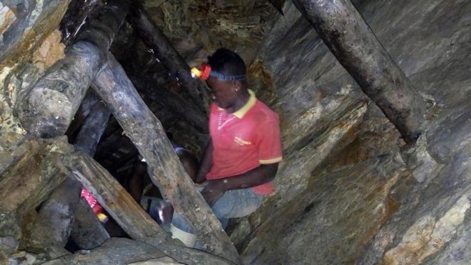 Un mineur congolais travaille dans une mine d'or artisanale près de Kamituga, dans l'est de la République démocratique du Congo, le 1er août 2018