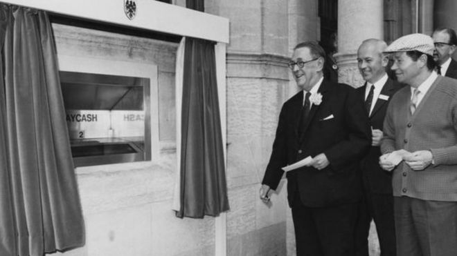 La primera transacción en un cajero automático, el 27 de junio de 1967. Imagen: GETTY IMAGES