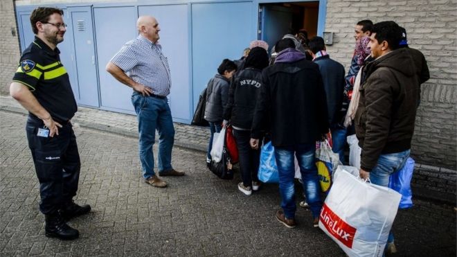 Регистрация беженцев в голландском городе Роттердам, 30 сентября 2015 года