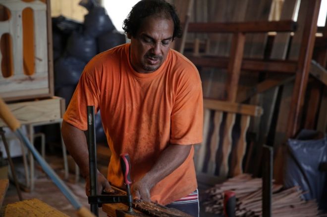 Cesar Campo trabajando en carpintería