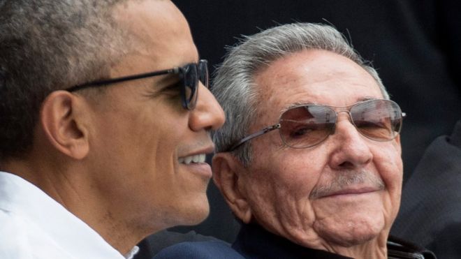 Президент США Барак Обама (слева) и президент Кубы Рауль Кастро (справа) посещают бейсбольный матч в Гаване, Куба (22 марта 2016 года)