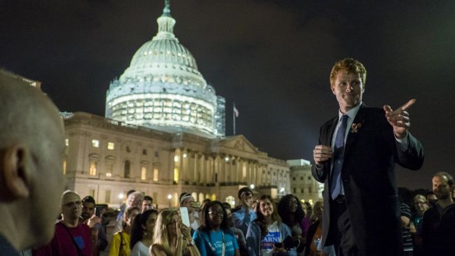 Член палаты представителей Джо Кеннеди III (D-MA) беседует со сторонниками демократов в Палате представителей, участвующих в сидячей забастовке в палате Палаты представителей за пределами Капитолия США 23 июня 2016 года в Вашингтоне, округ Колумбия.