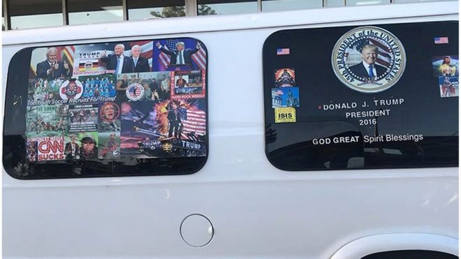 Фургон г-на Сайока с изображениями Трампа и изображением «CNN SUCKS нечестные СМИ»