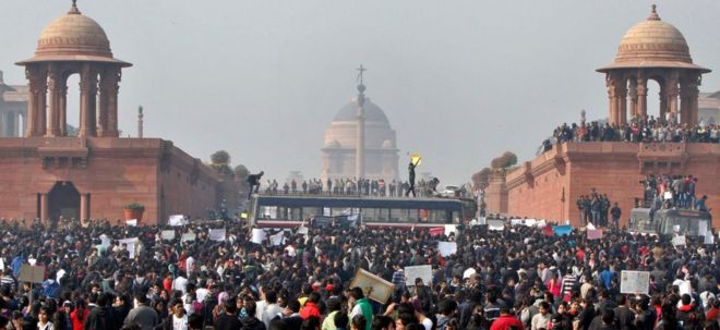 Протестующие у здания парламента Дели в декабре 2012 года