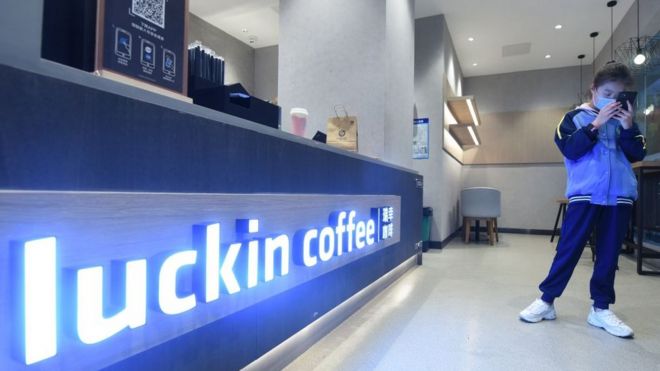 Кофейный магазин Luckin в Ханчжоу, провинция Чжэцзян, Китай.