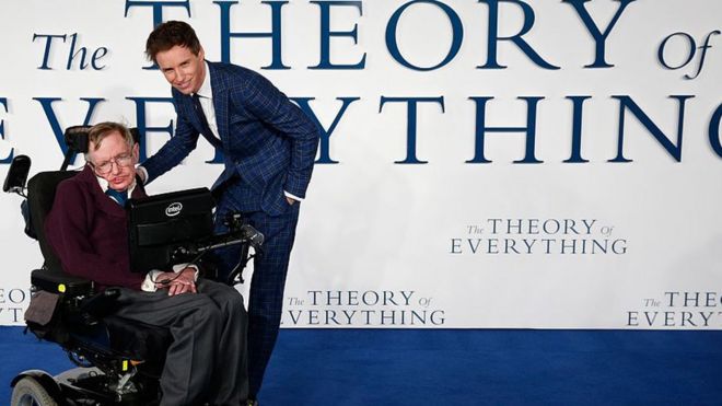 Eddie Redmayne e Stephen Hawking na estreia do filme no Reino Unido em 2014