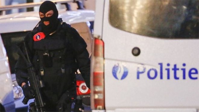 Бельгийский полицейский спецназ патрулирует улицу во время рейда полиции в центре Брюсселя (изображение от 20 декабря)