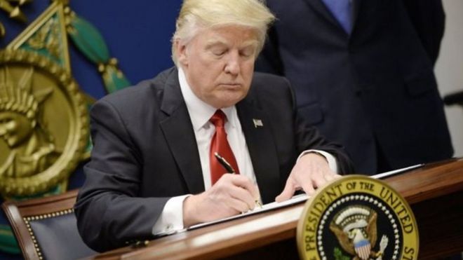 Việc Tổng thống Donald Trump ký lệnh tạm cấm công dân của bảy quốc gia vào Mỹ khiến nhiều người rơi vào tình thế khó khăn, bất an.