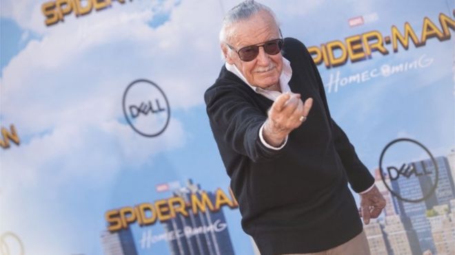 Stan Lee faz gesto que remete ao Homem-Aranha disparando teias