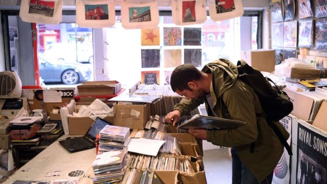 Покупатель просматривает стойки в музыкальном магазине Record Collector в Шеффилде