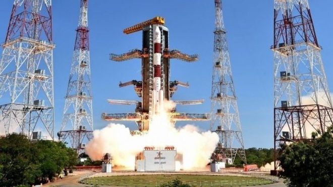 インドは今月、20基の衛星を一度に打ち上げることに成功した。BBCのサンジョイ・マジュムダー記者がリポートする。