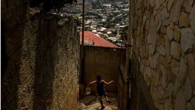 Luiz anda na rua do bairro onde mora