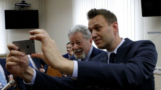 Оппозиционер Алексей Навальный (справа) делает селфи с адвокатом Алишера Усманова Генрихом Падвой