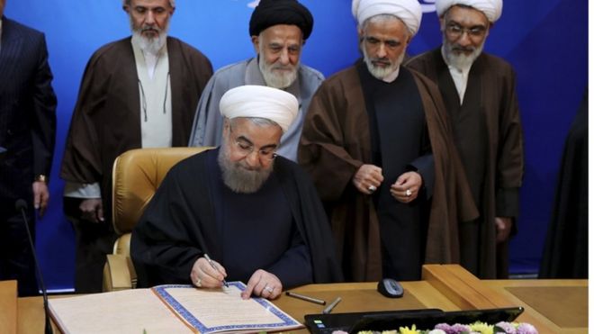 حسن روحاني يوقع ميثاق الحقوق