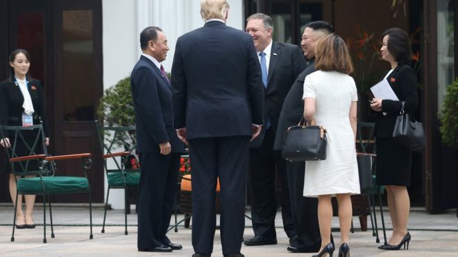 Лидер Северной Кореи Ким Чен Ын, президент США Дональд Трамп, Ким Ён Чол, вице-председатель комитета рабочей партии Северной Кореи и госсекретарь США Майк Помпео беседуют, пока Ким Ёдзонг смотрит вдаль