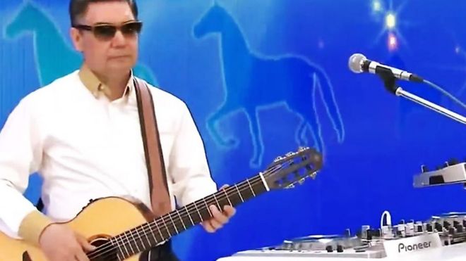 Президент Туркменистана играет на гитаре и читает рэп