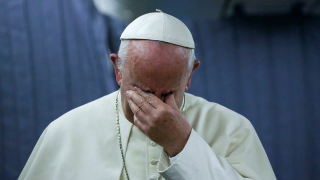 Papa Francisco tomándose la cara.