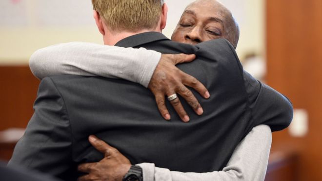 ДеВейн Джонсон обнимает одного из своих адвокатов после того, как 10 августа 2018 года он заслушал приговор в Верховном суде Калифорнии в Сан-Франциско