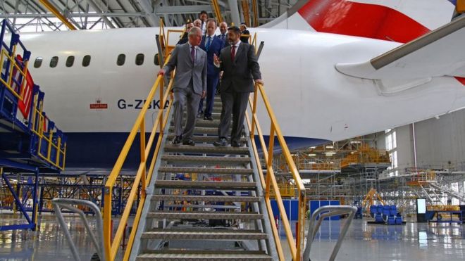 Принц Уэльский и исполнительный директор BA Алекс Круз в начале этого года посетили Центр обслуживания British Airways в Роузе