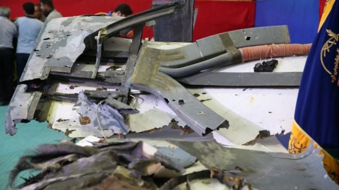 "أجزاء من حطام الطائرة الأمريكية" تعرض في أحد مواقع الحرس الثوري