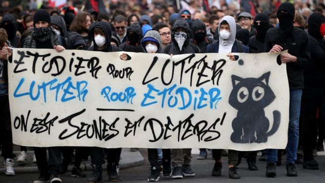 Студенты присутствуют на демонстрации с работниками государственного сектора в рамках общенациональной забастовки против реформ французского правительства в Нант, 10 октября 2017 года
