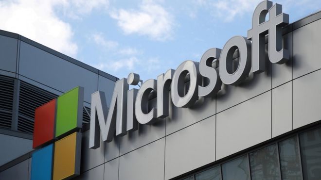 Логотип Microsoft на ее офисе в Лос-Анджелесе
