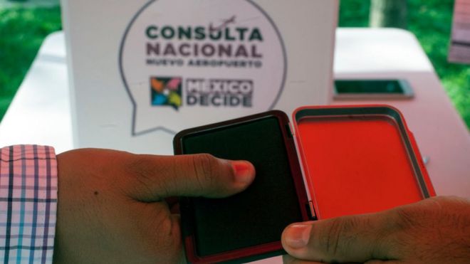 Un mexicano vota en la consulta.