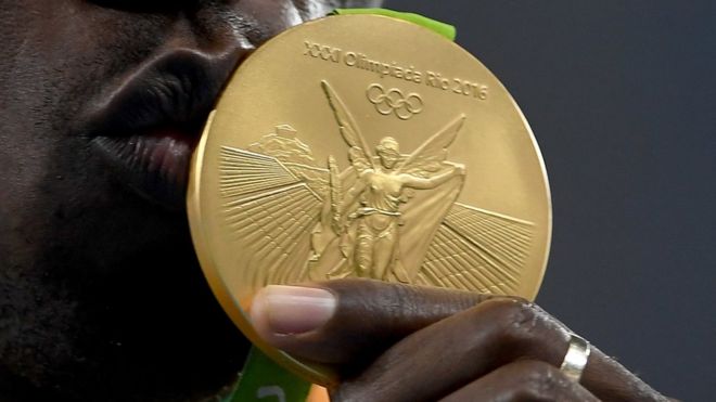 Bolt besando la medalla de oro