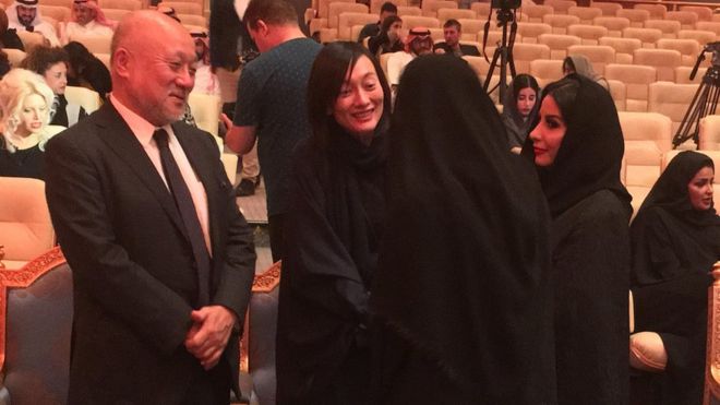 رجل وامراة بملامح آسيوية مع امرأتان عربيتان