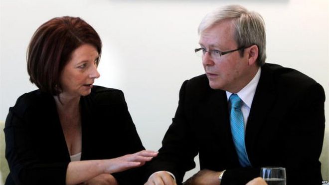 Премьер-министр Австралии Джулия Гиллард встречается с бывшим премьер-министром Кевином Раддом, чтобы обсудить их избирательную кампанию в Брисбене 7 августа 2010 года.