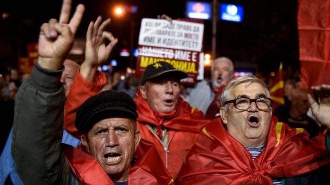 Мужчины празднуют после голосования по изменению имени Македонии, не хватает явки, требуемой