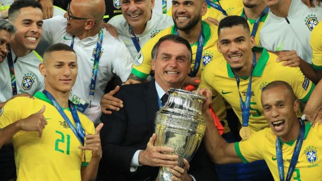 Jair Bolsonaro e jogadores da seleção brasileira