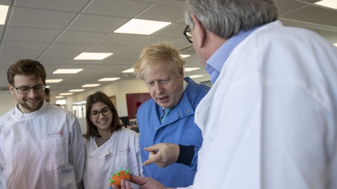 Премьер-министр Борис Джонсон беседует с персоналом во время визита в Мологическую лабораторию технологического парка Бедфорд 6 марта 2020 года в Бедфорде, Англия.