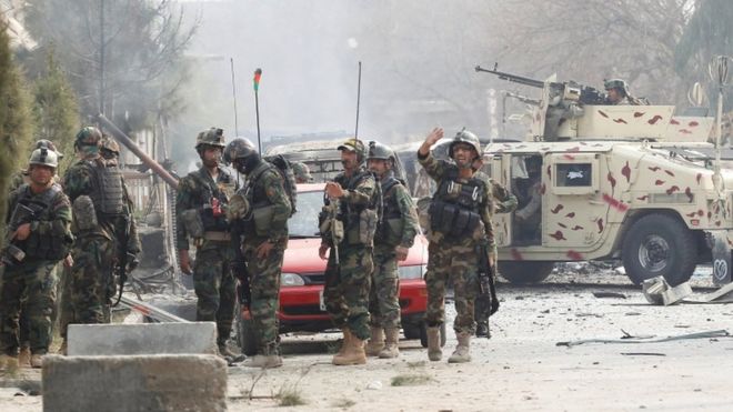 Афганские силовики на месте нападения в Джалал-Абаде