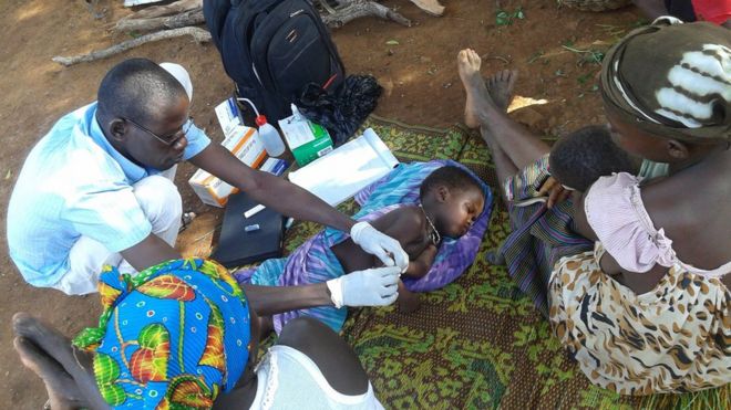 Медсестры, диагностирующие малярийную лихорадку у детей в Буркина
