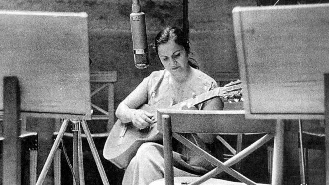Violeta Parra grabando en Santiago en 1957 (crédito de foto: Fundación Violeta Parra).