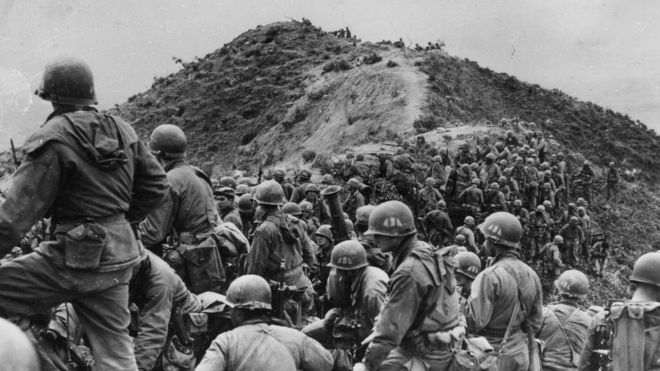 Мужчины из 187-й полковой боевой команды США готовятся занять позицию на хребте где-нибудь в Корее.