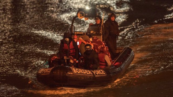 Migrantes siendo rescatados por la patrulla fronteriza británica en el canal de la Mancha el 25 de noviembre de 2021.